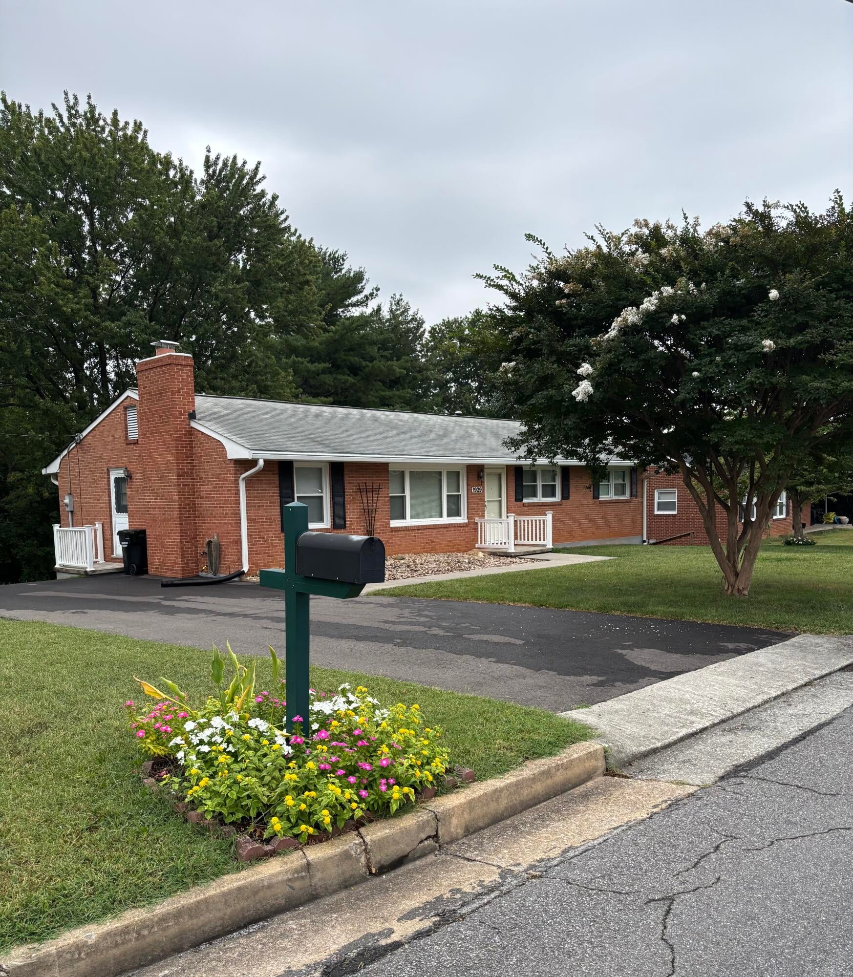 1929 June Dr — photo