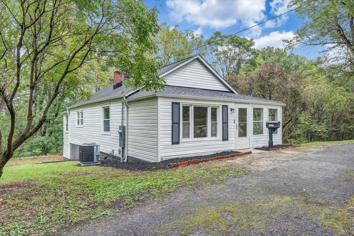 14377 Stewartsville Rd — photo