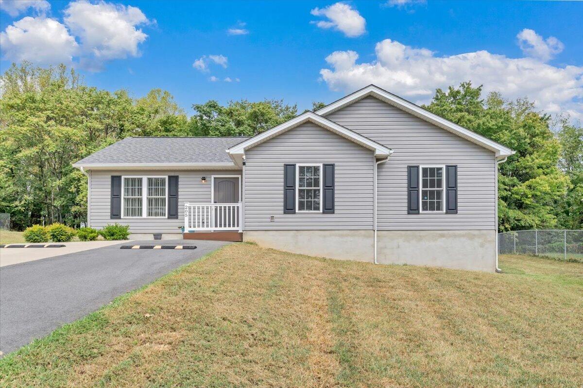 205 Rutledge Cir — photo
