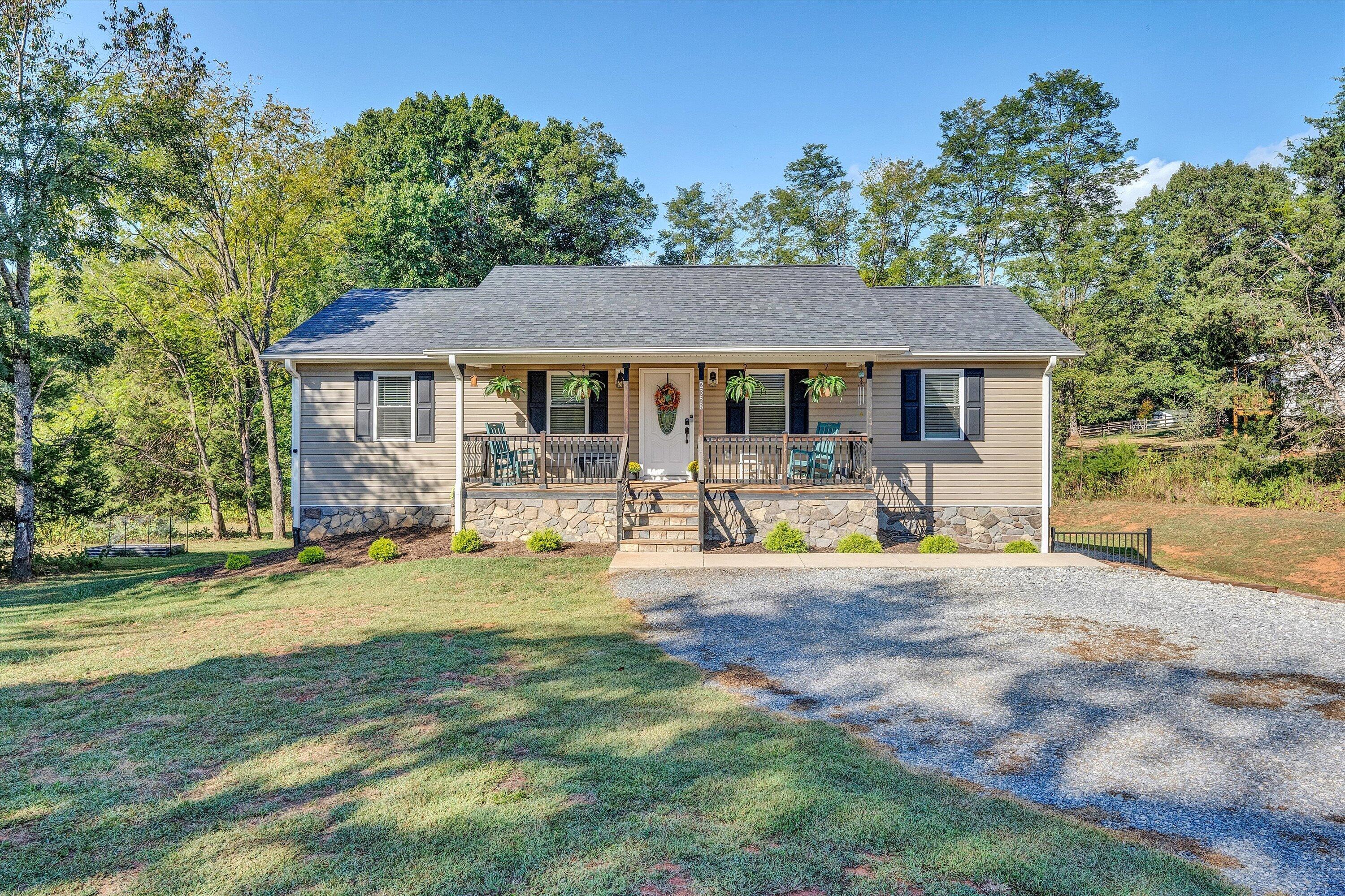 2358 Twin Lake Dr — photo