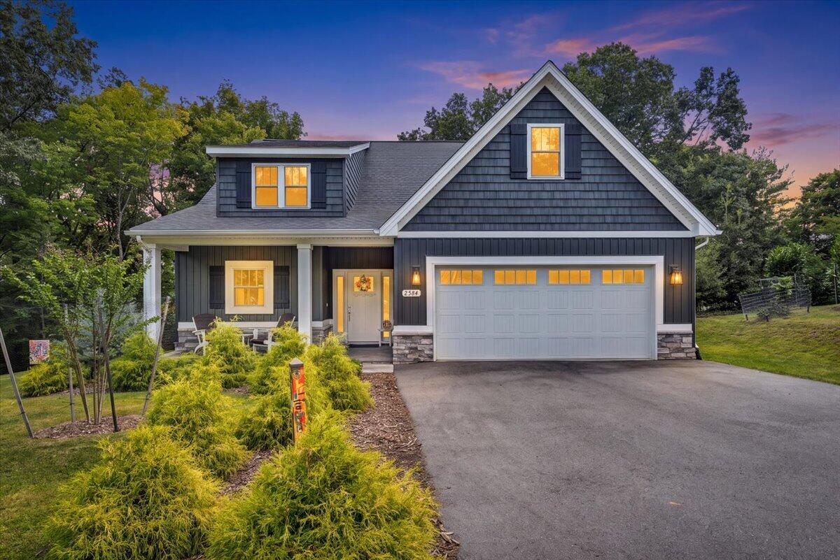 2584 Creston Ave SW — photo
