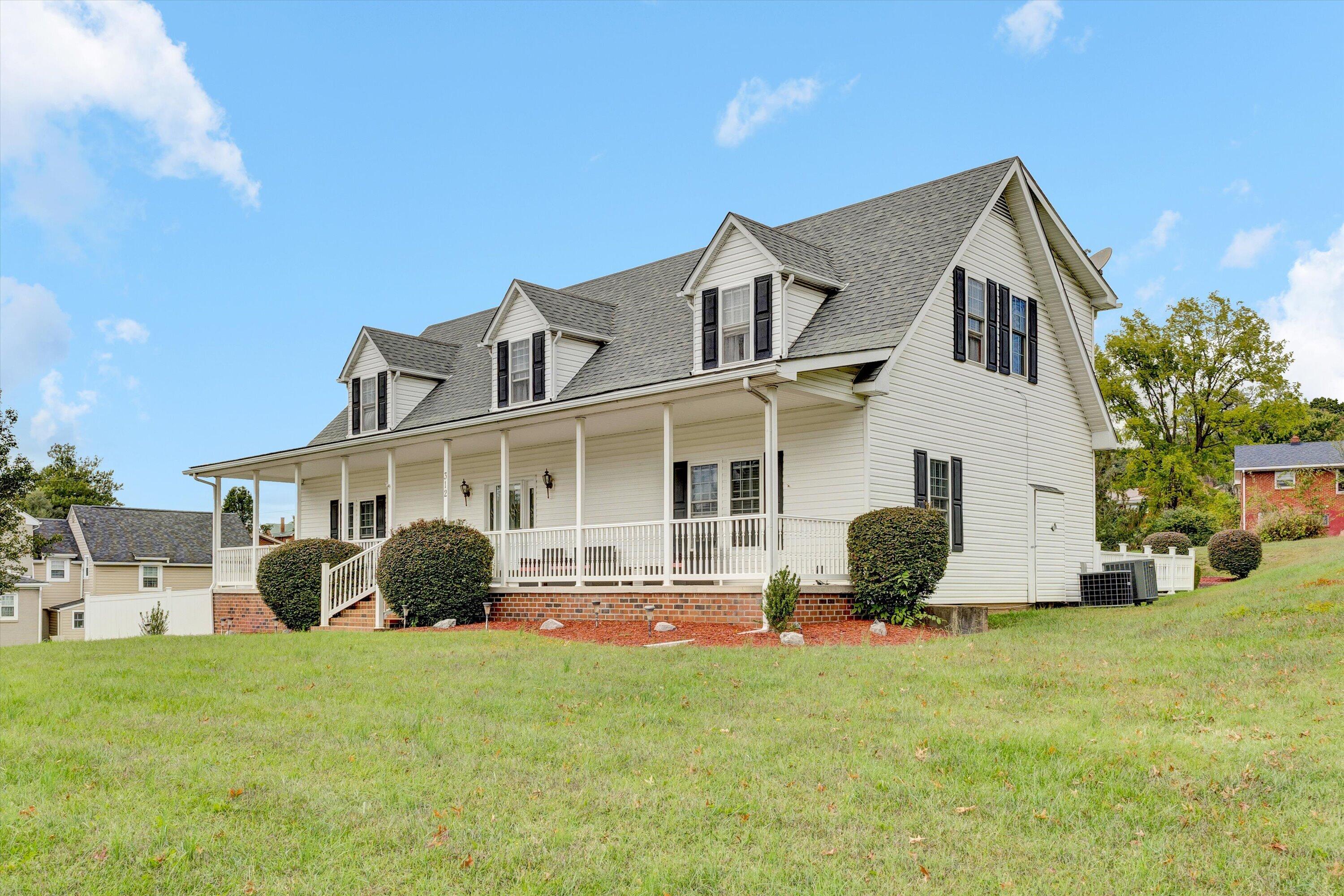 312 E Madison ST, Covington, VA 24426 — photo 2