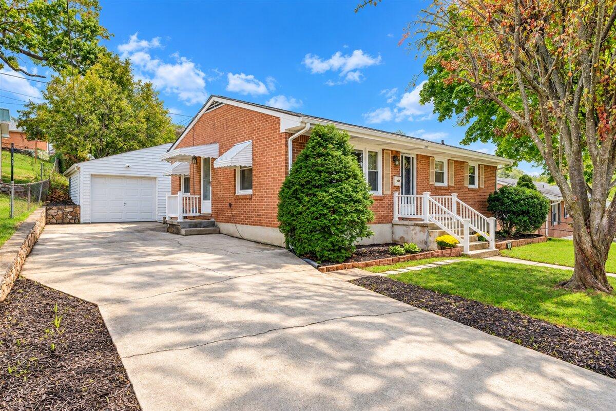 142 Maplelawn Ave NE — photo