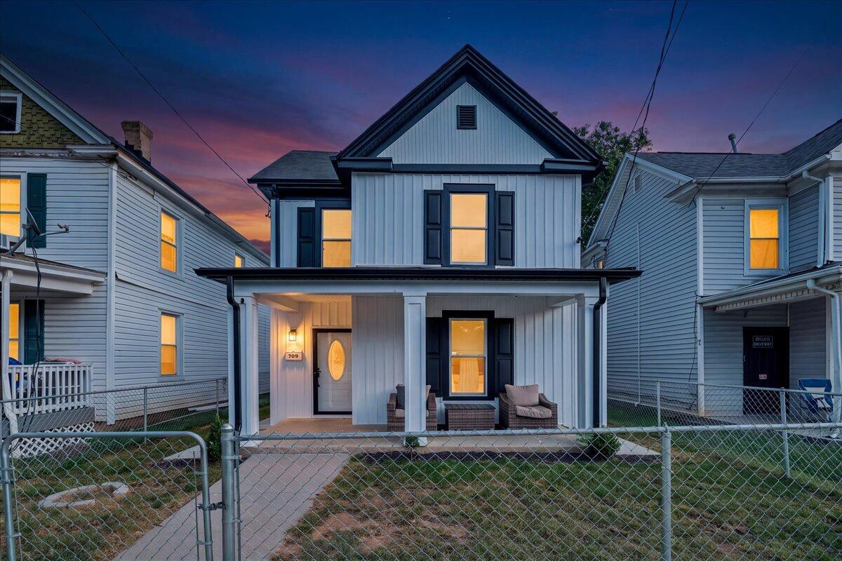 709 Stewart Ave SE — photo