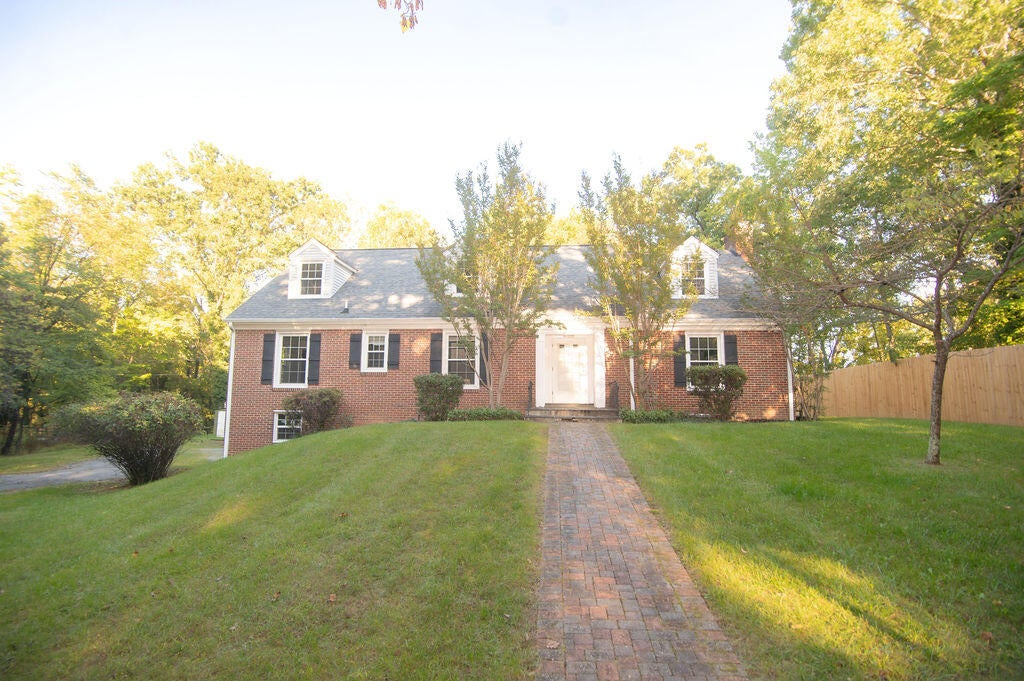 1612 Red Oak Ln SW — photo