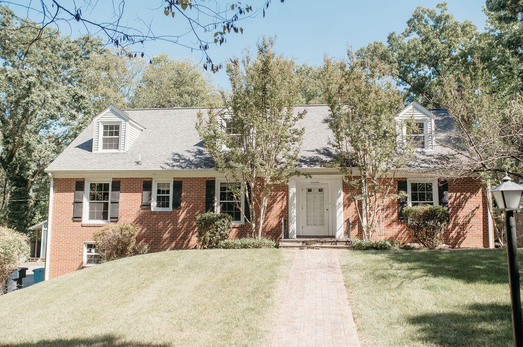 1612 Red Oak Ln SW — photo