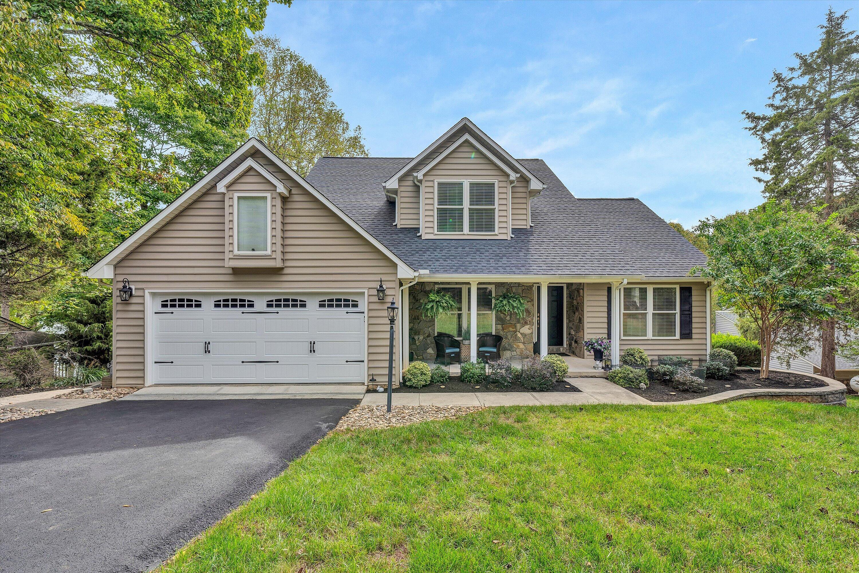 810 Forest Lawn Dr — photo
