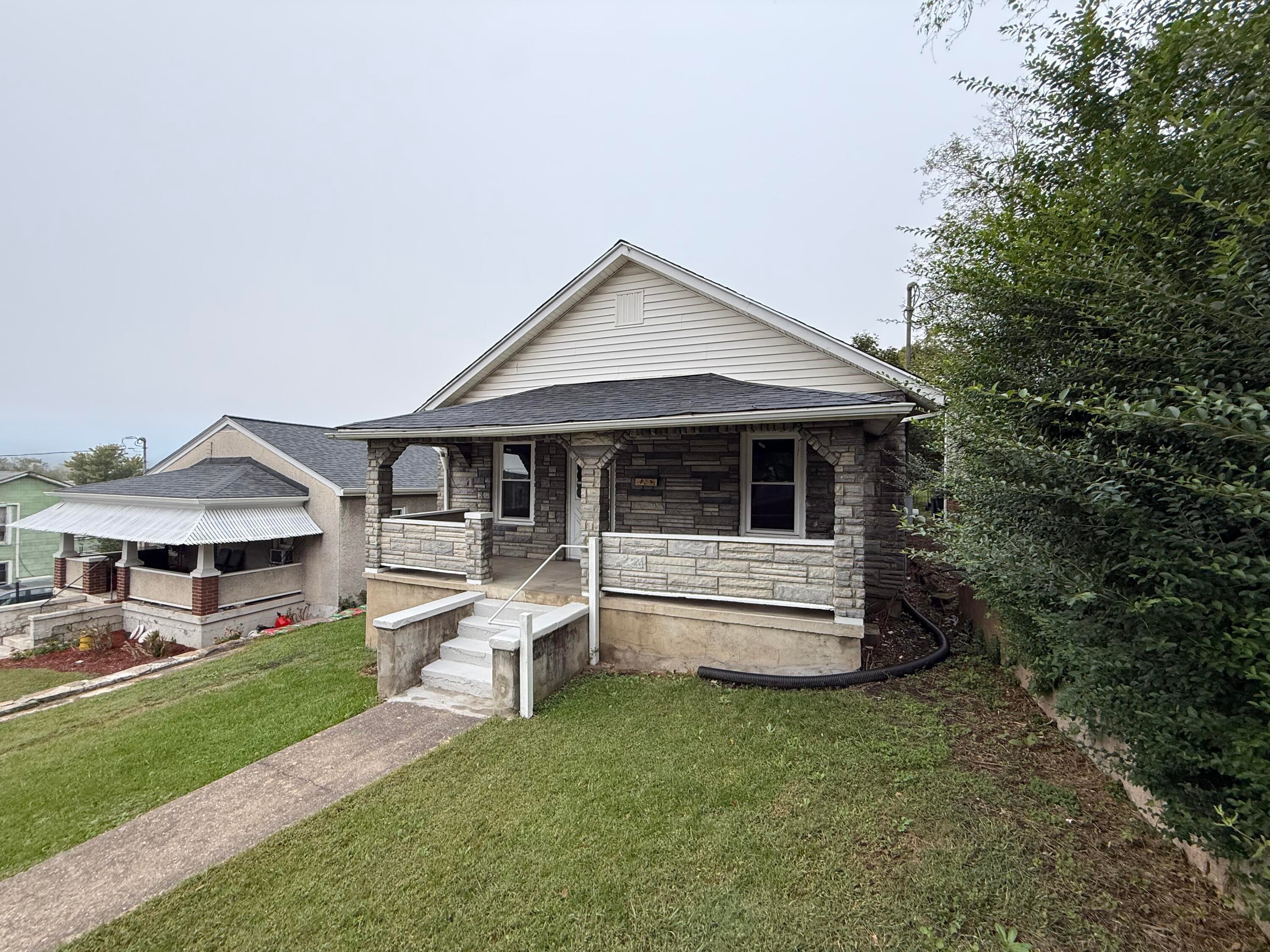 352 E Prospect ST, Covington, VA 24426 — photo 3