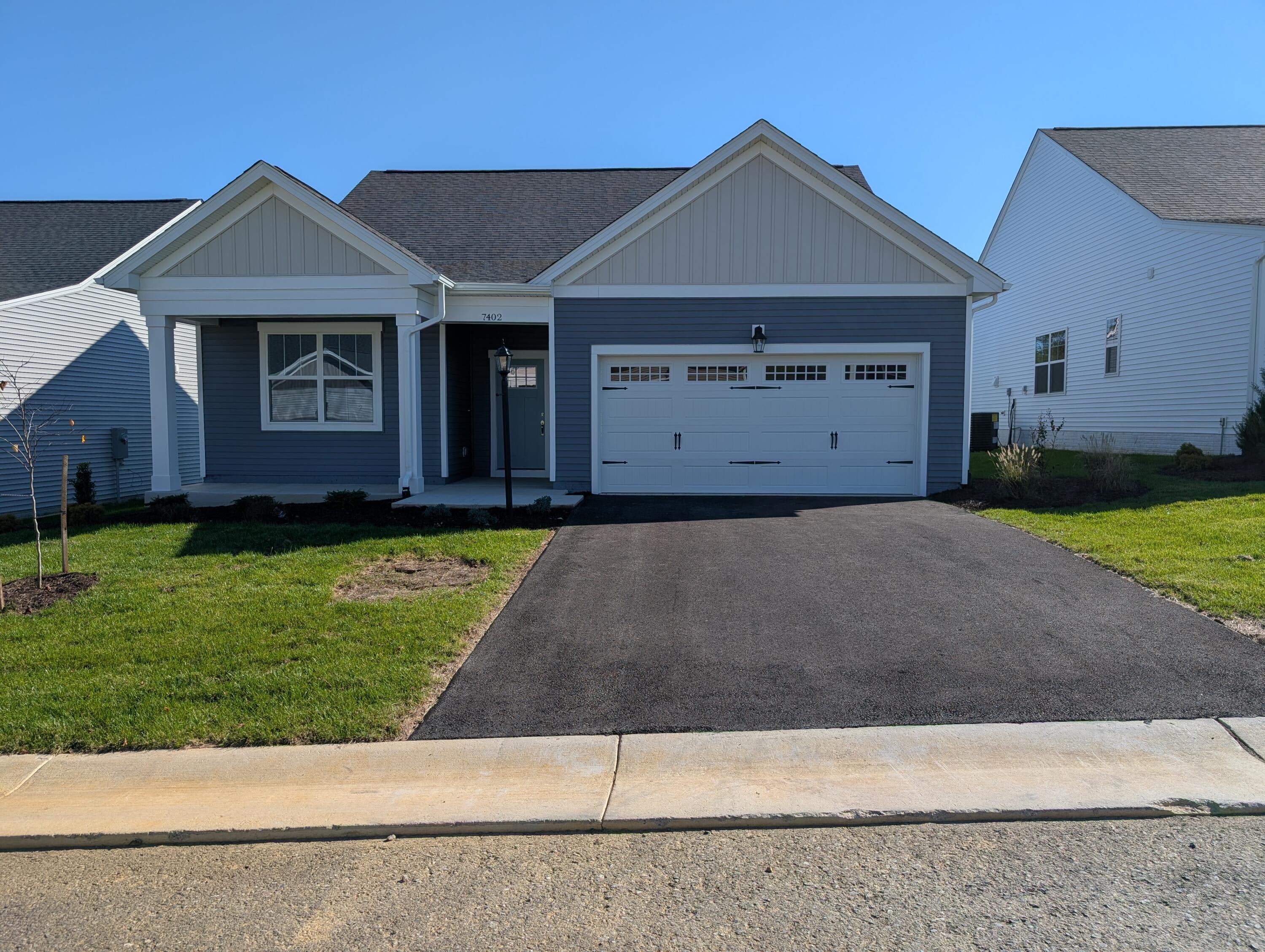 7402 King's Pointe Dr — photo