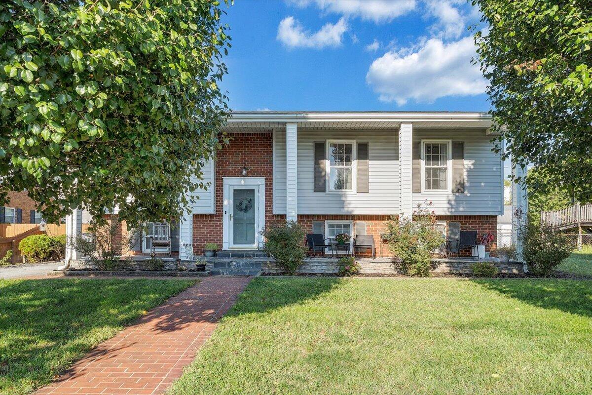 453 Stoneacres Dr — photo