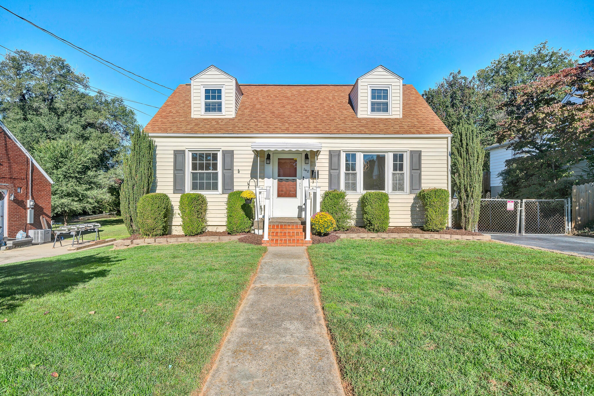 2418 Churchill Dr NW — photo