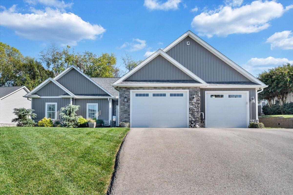 1326 Johnsbury Ct NE — photo