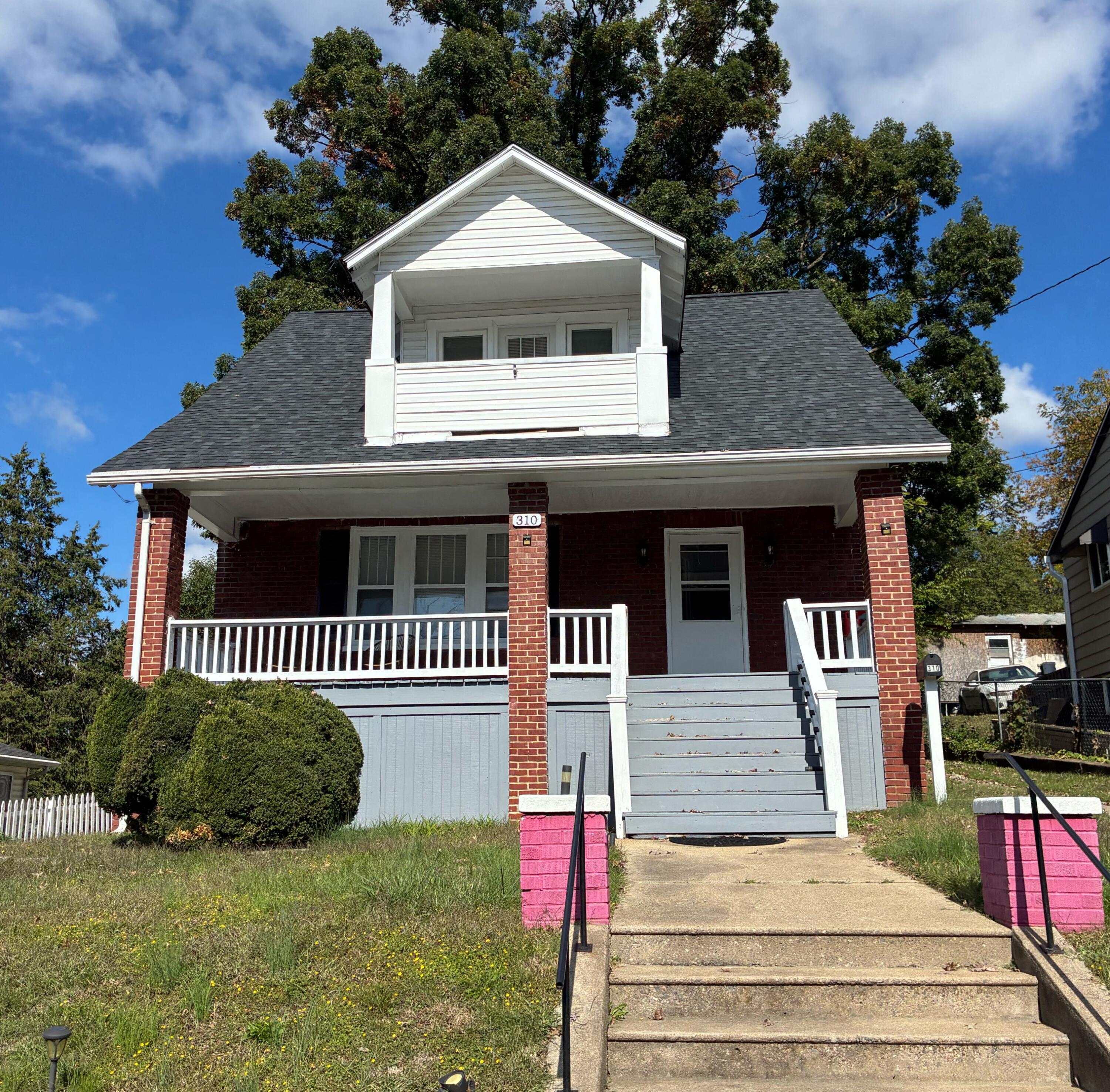 310 Maddock Ave NE — photo