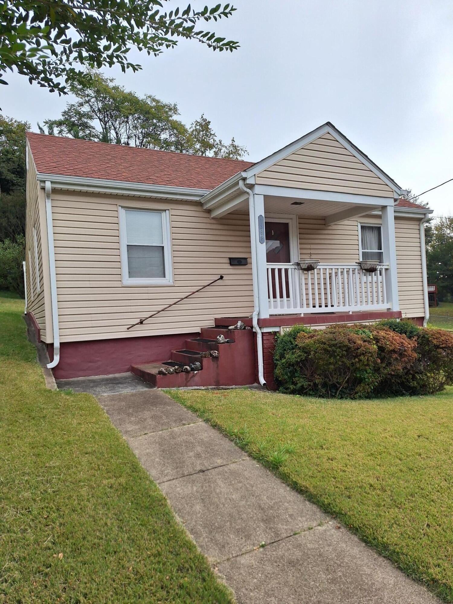 1398 Buena Vista Blvd SE — photo
