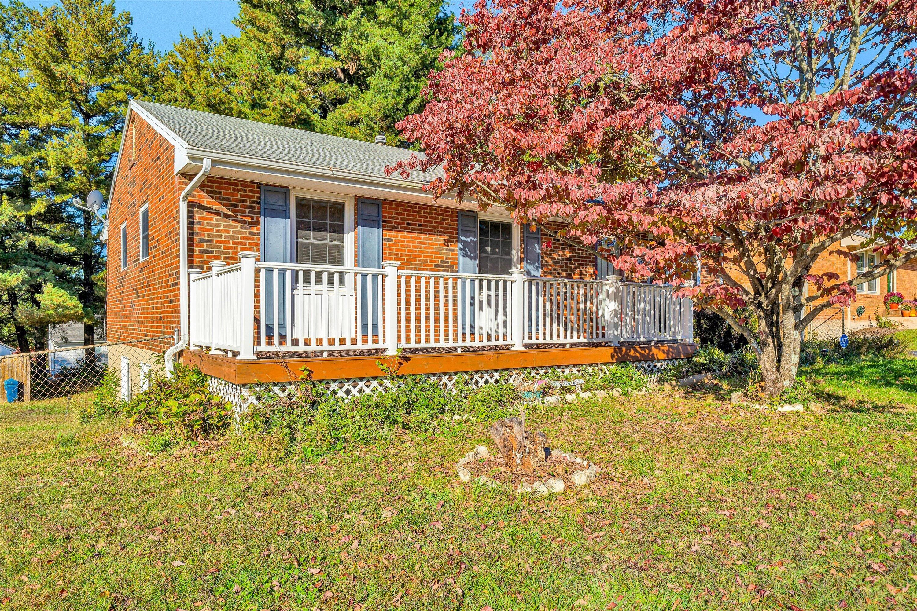 4706 Golfview Dr NE — photo