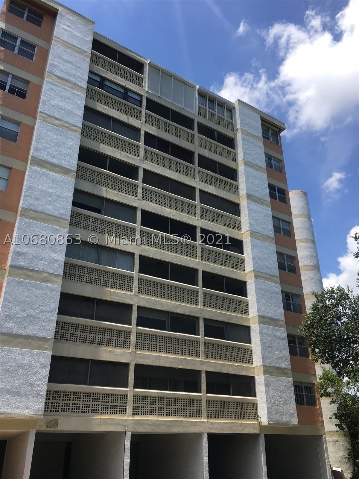 3301 Spanish Moss Ter 906 — photo
