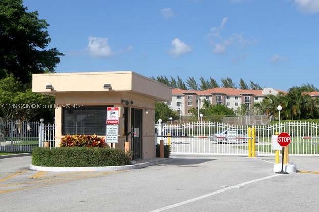 480 Executive Center Dr 4L — photo