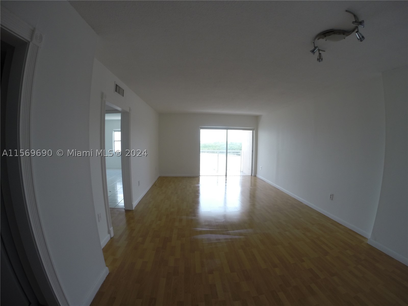 400 Kings Point Dr 905 — photo