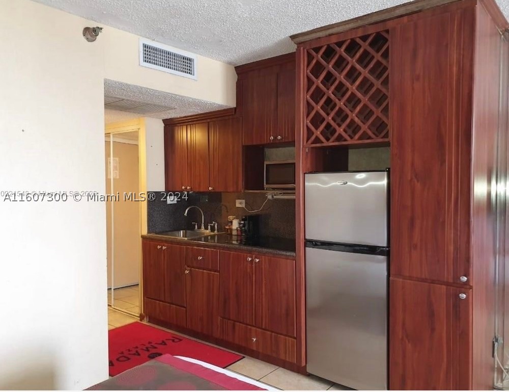 19201 Collins Ave 428 — photo