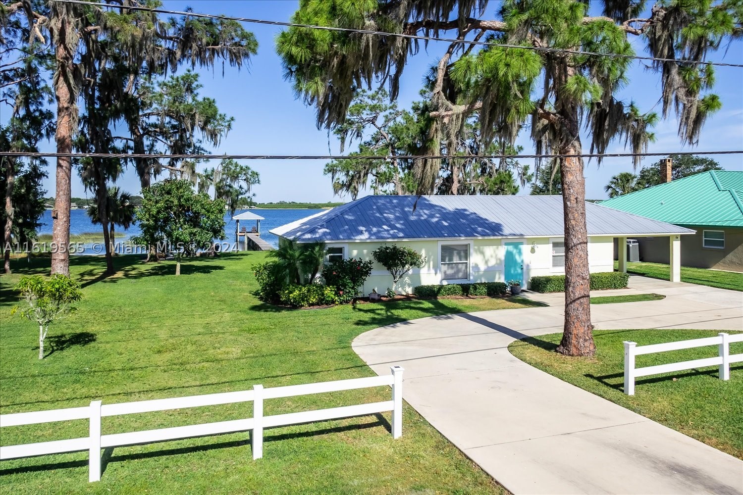 924 Lake Dr E — photo