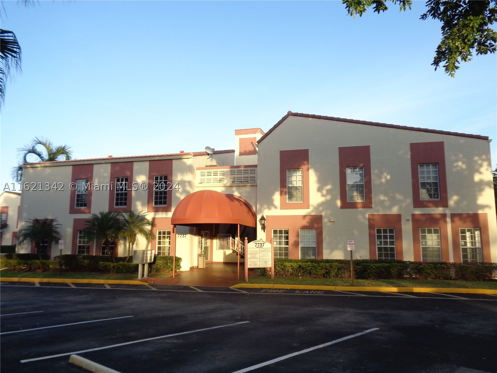 7737 N University Dr #101 — photo