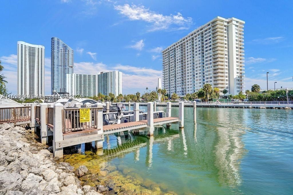 400 Kings Point Dr 320 — photo