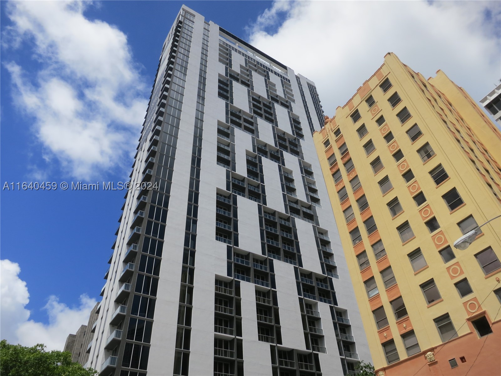 151 SE 1 St 1902 — photo
