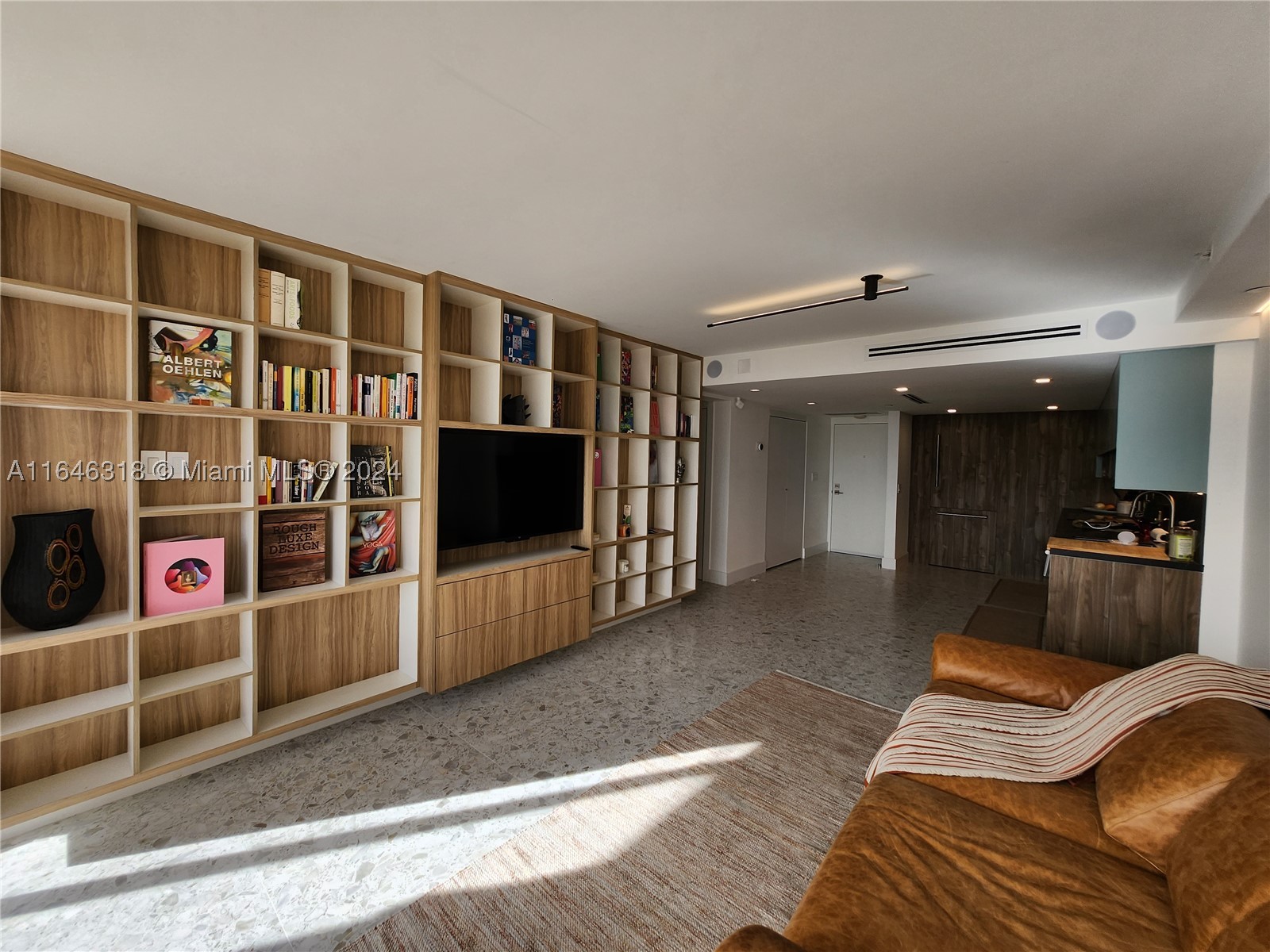 2555 Collins Ave 306 — photo
