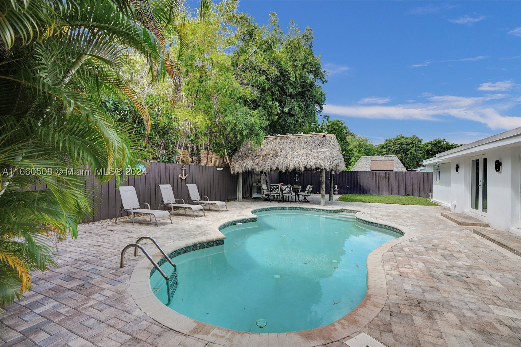 1910 N Hibiscus Dr — photo