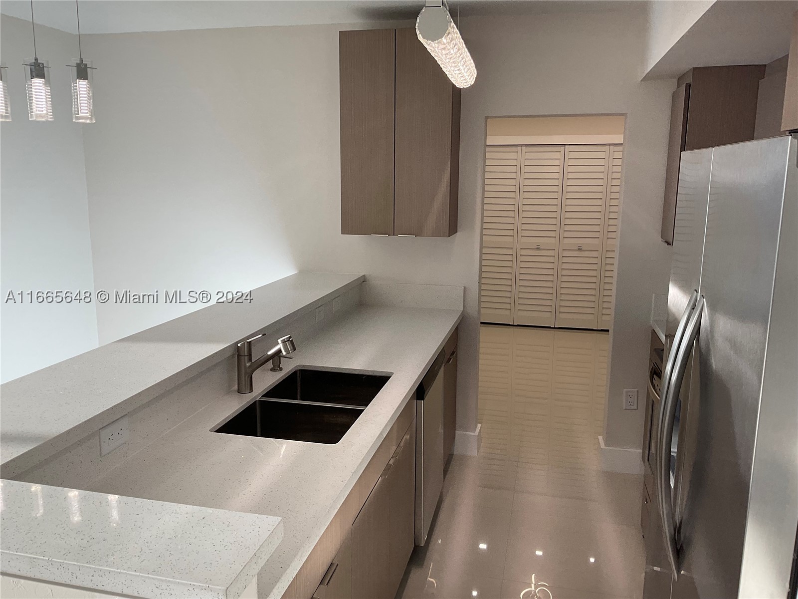 10185 Collins Ave 406 — photo