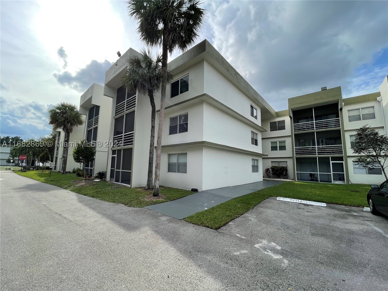 4255 N University Dr 201 — photo