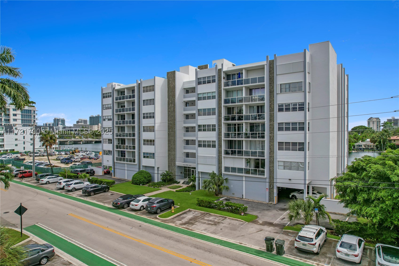 9381 E Bay Harbor Dr 301N — photo