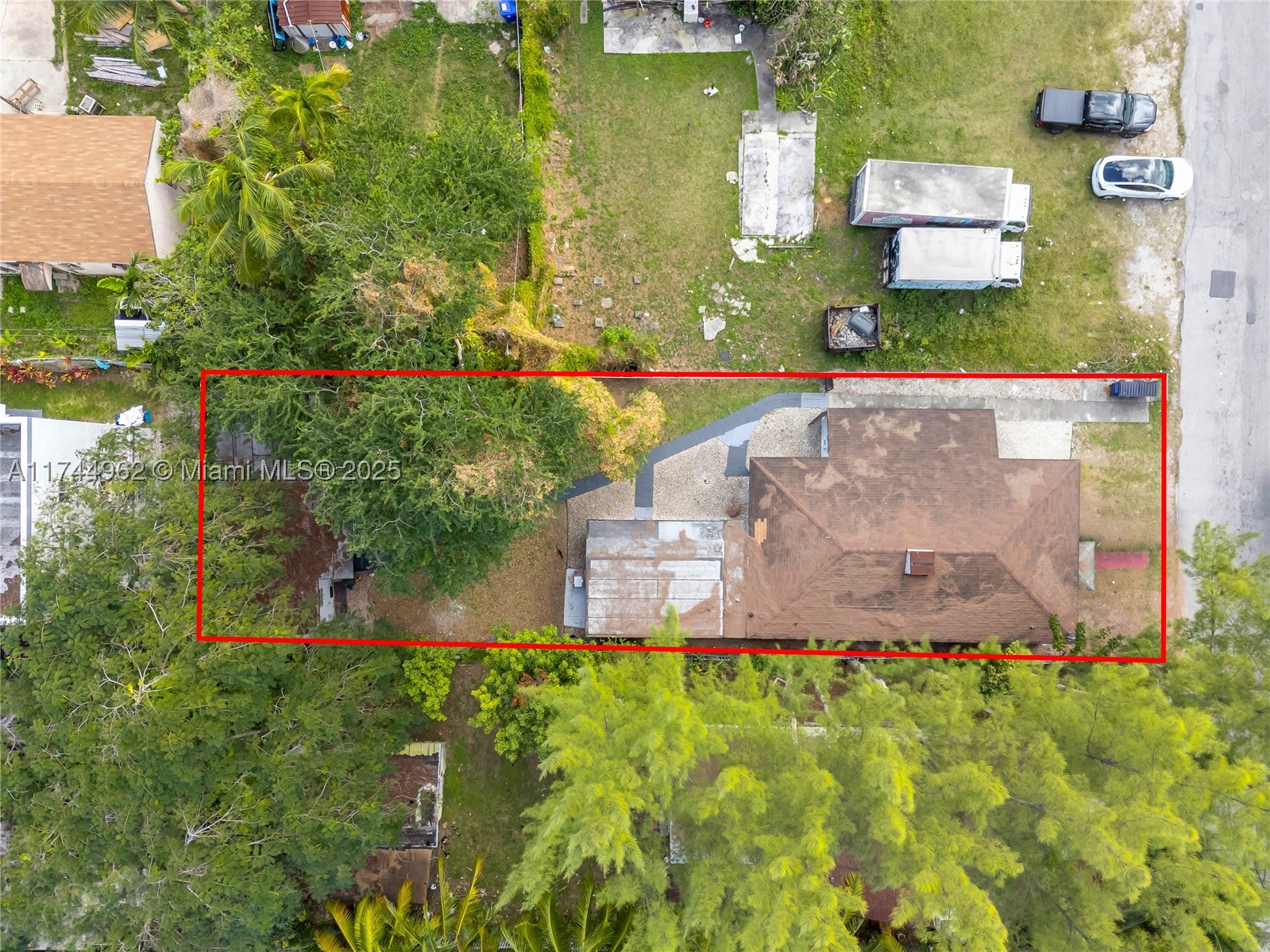 7525 NE Miami Ct — photo