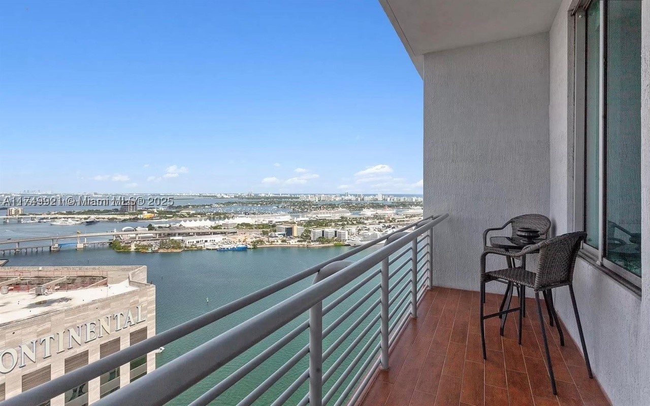 335 S Biscayne Blvd Uph02 — photo
