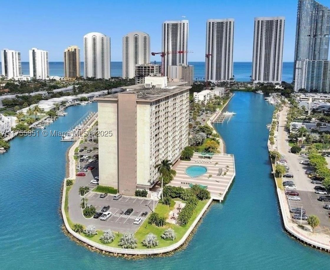 400 Kings Point Dr 810 — photo