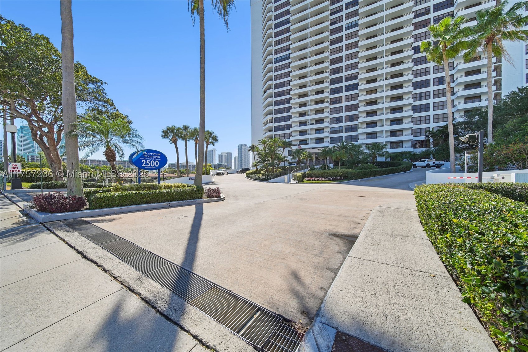 2500 Parkview Dr 812 — photo