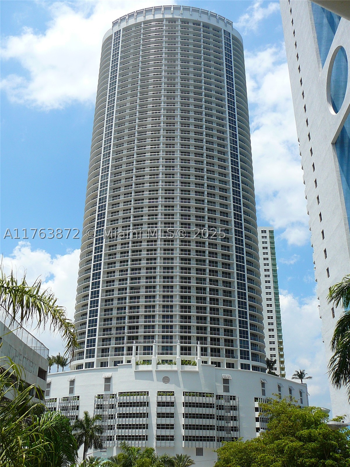 1750 N Bayshore Dr 2215 — photo