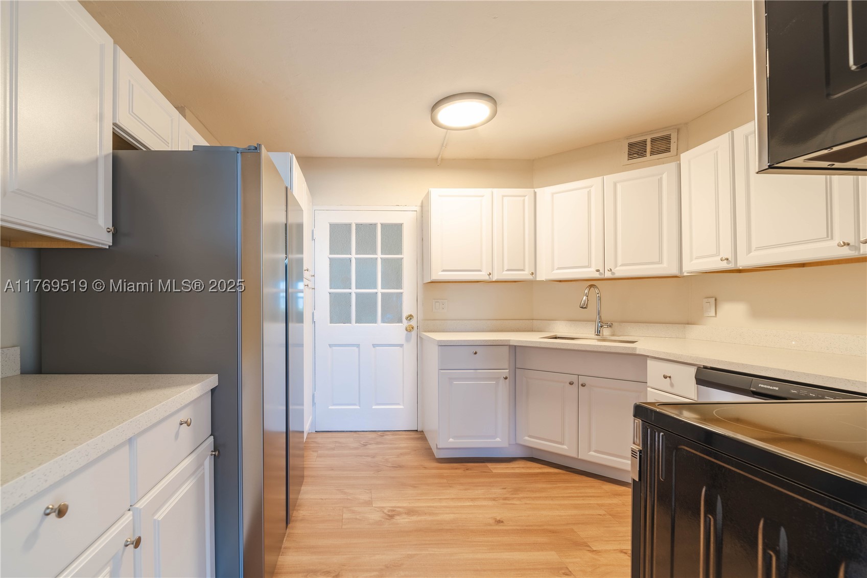 3301 Spanish Moss Ter 802 — photo