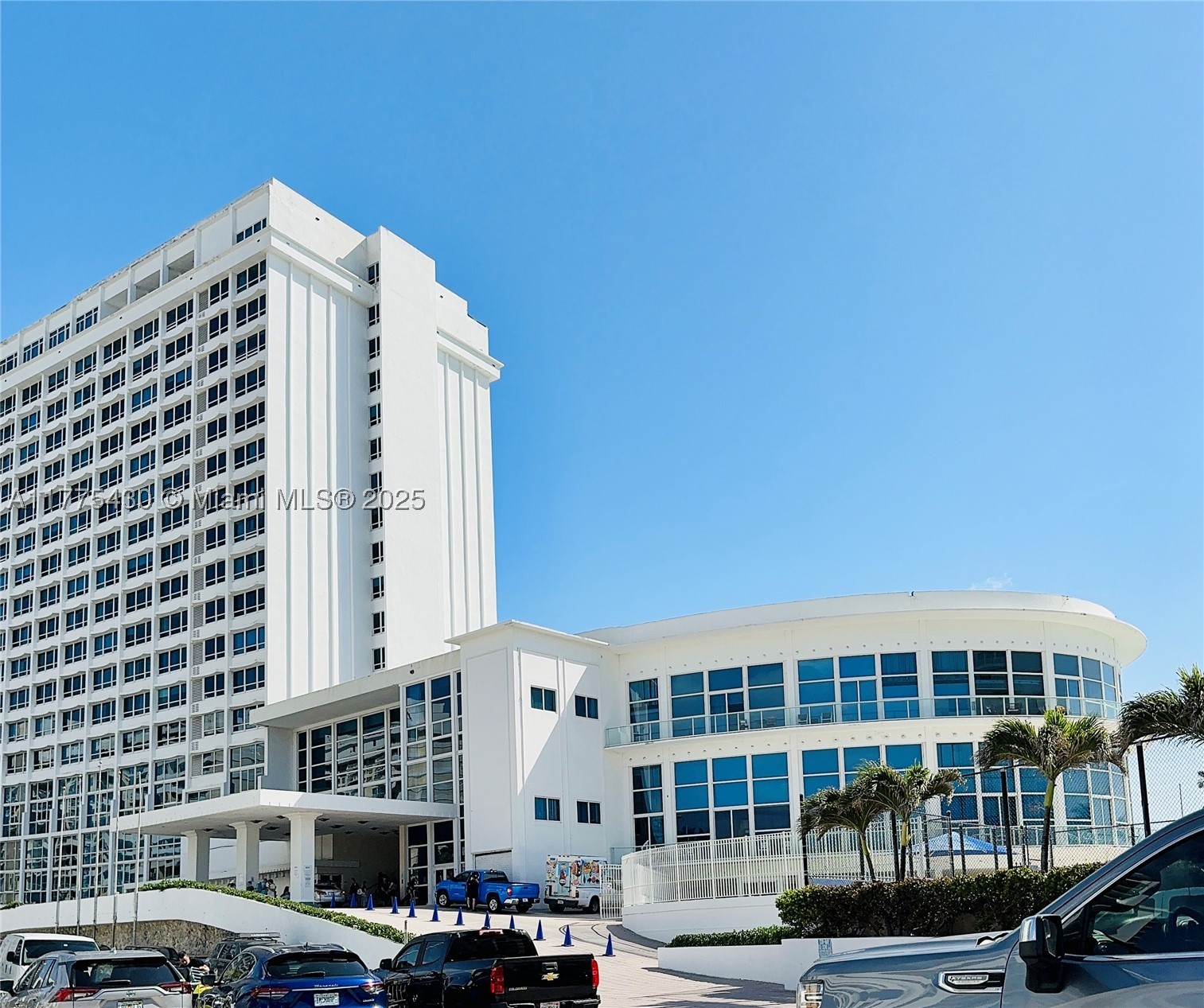 5445 Collins Ave 1520 — photo