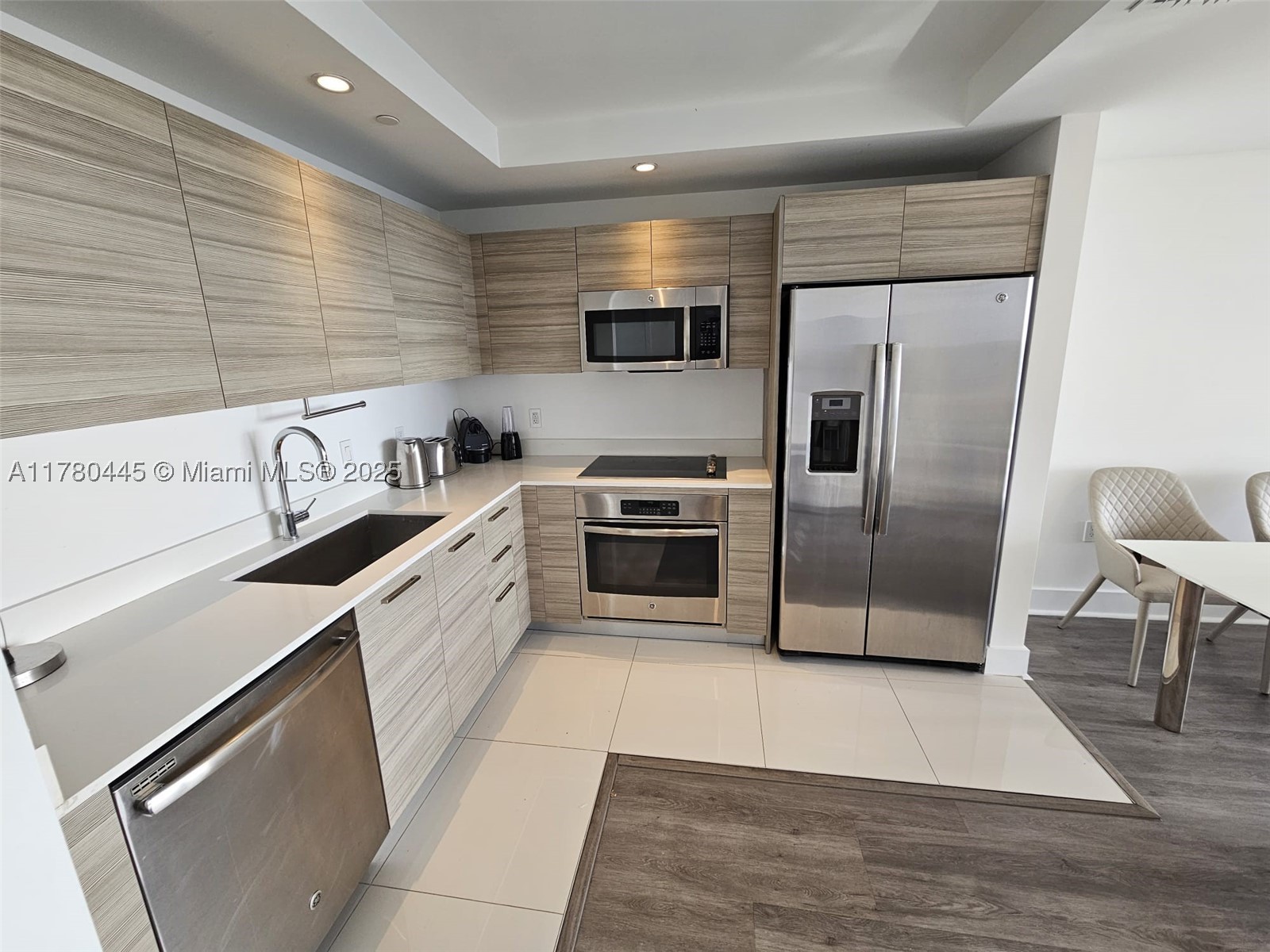 121 NE 34 St 2511 — photo