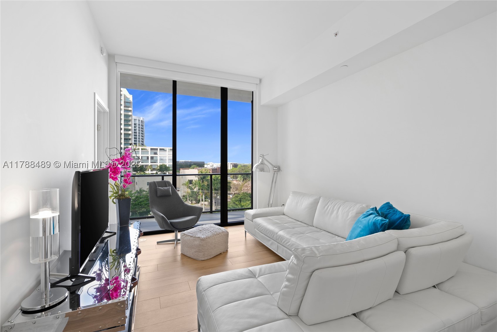 2678 Tigertail Ave 615 — photo