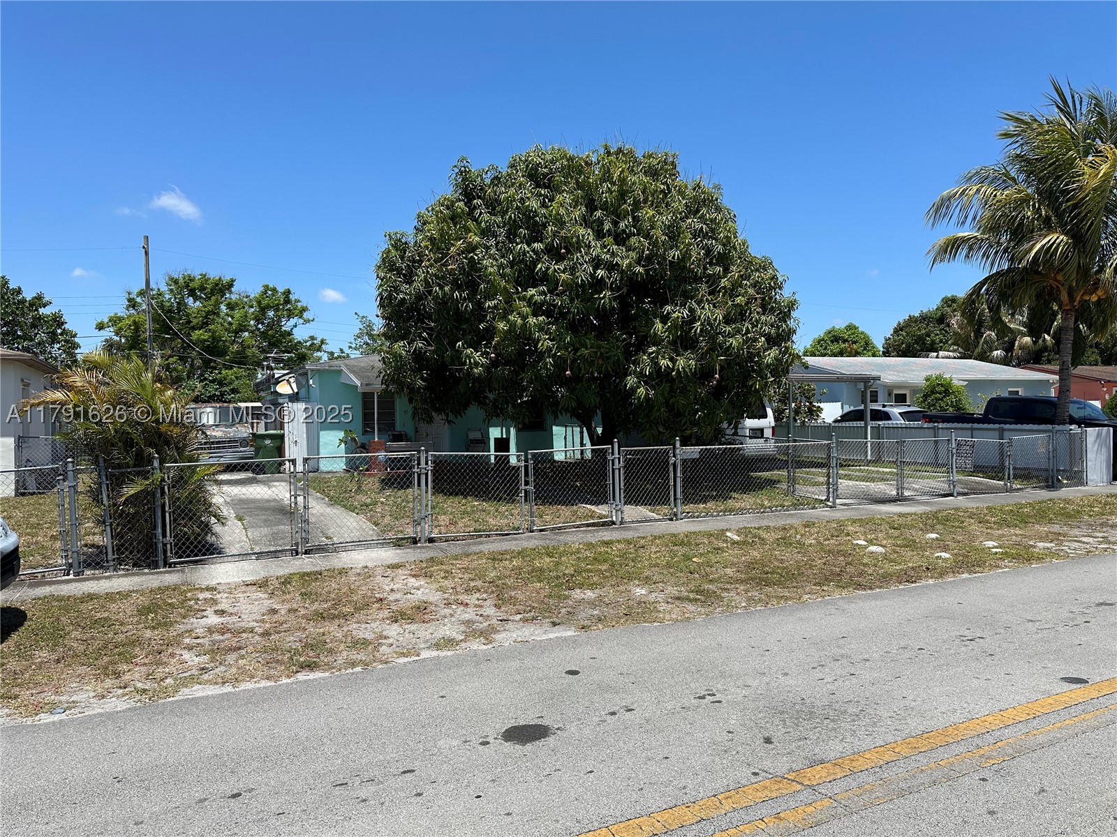 911 E 39th Pl — photo