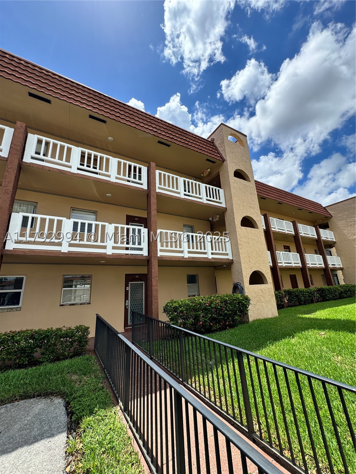 9041 Sunrise Lakes Blvd 110 — photo