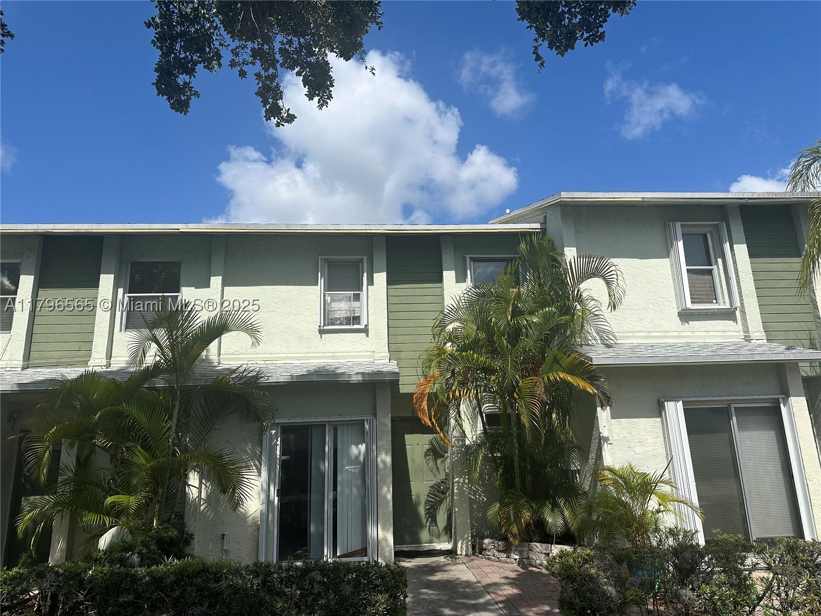878 Crystal Lake Dr — photo