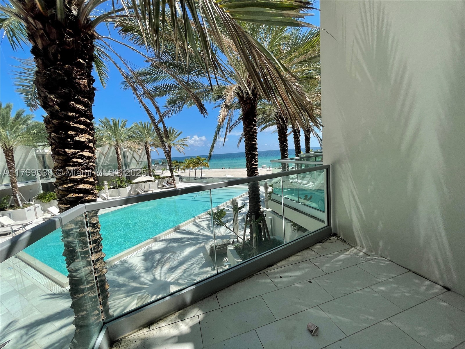 18501 Collins Avenue Cabana 27 — photo