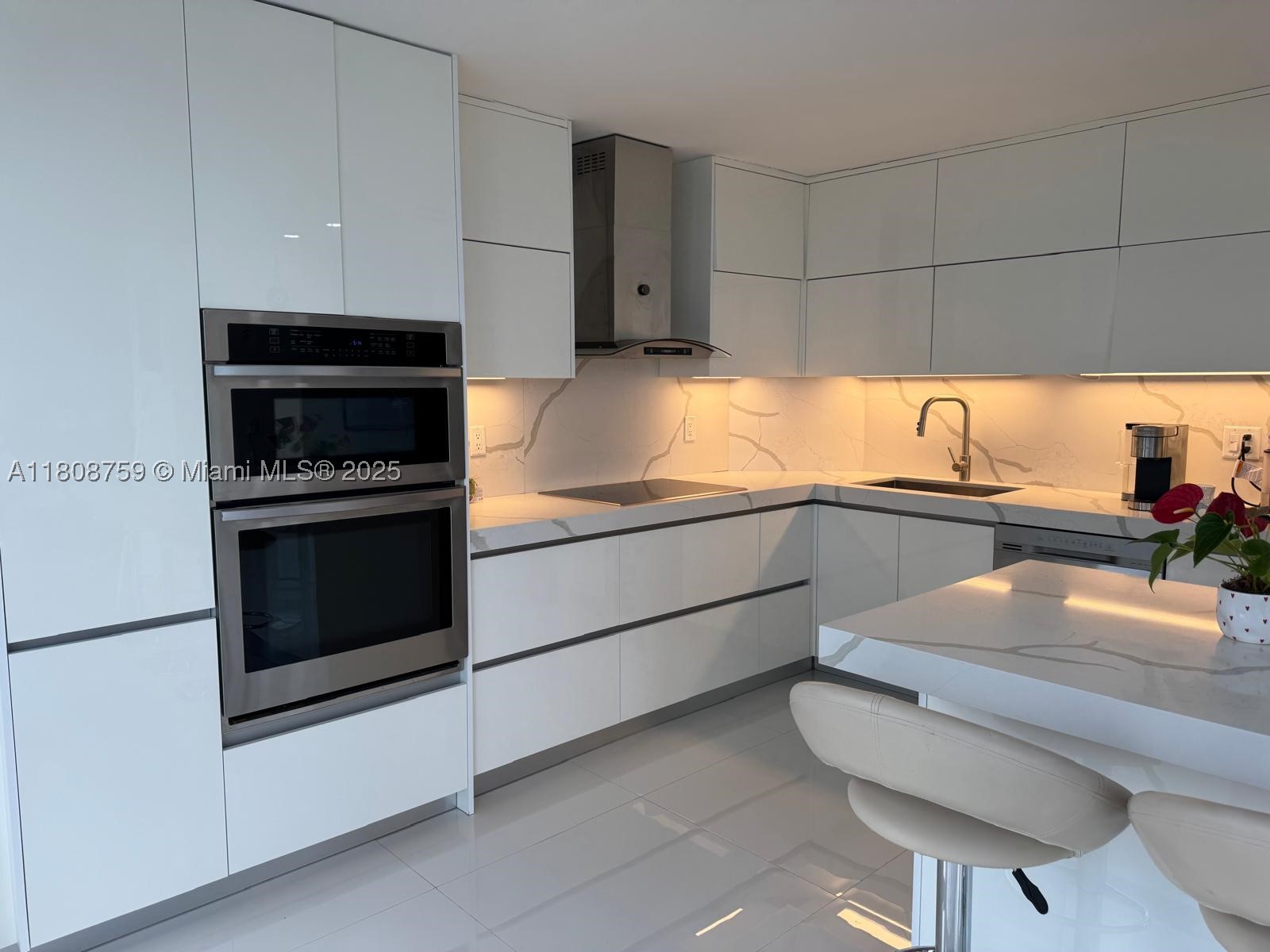 6423 Collins Ave 1001 — photo