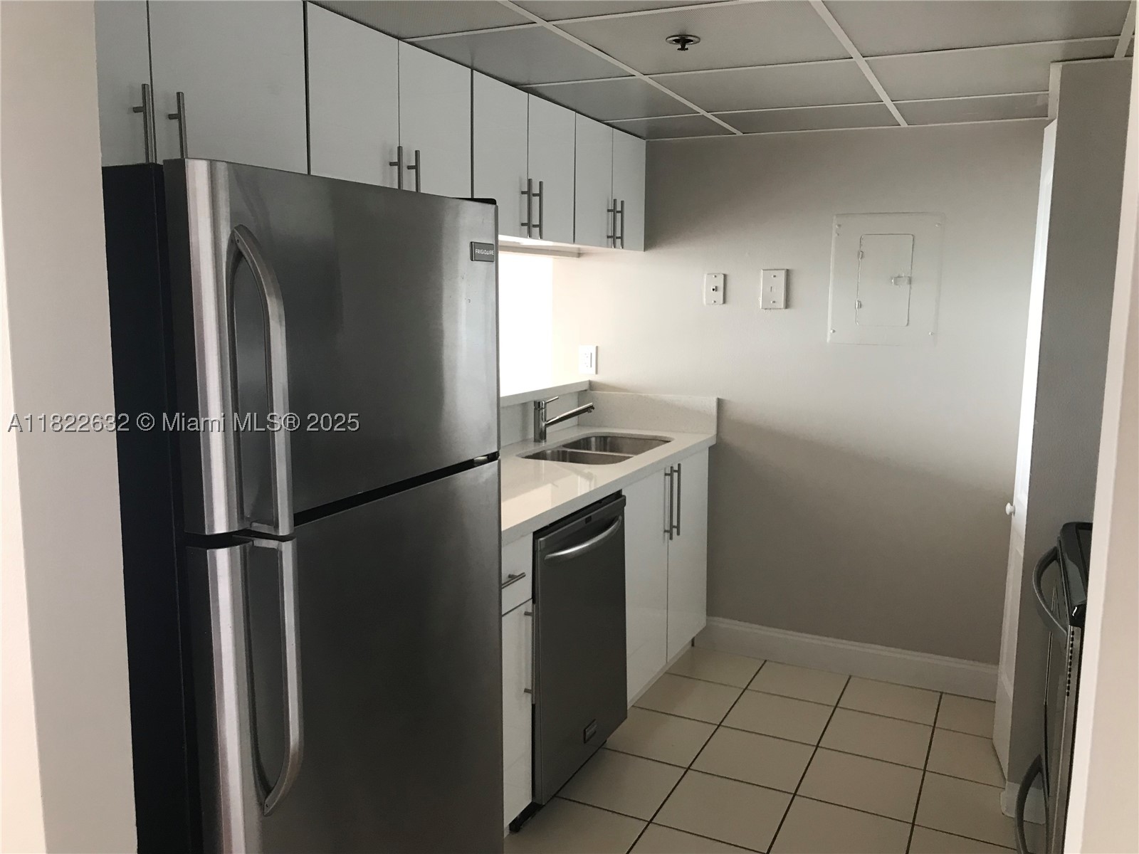 7601 E Treasure Dr 2114 — photo