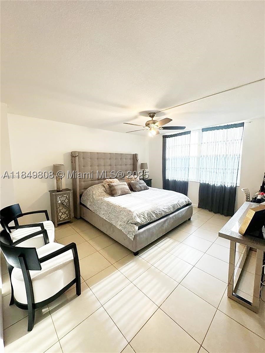 2750 NE 183rd St 1404 — photo