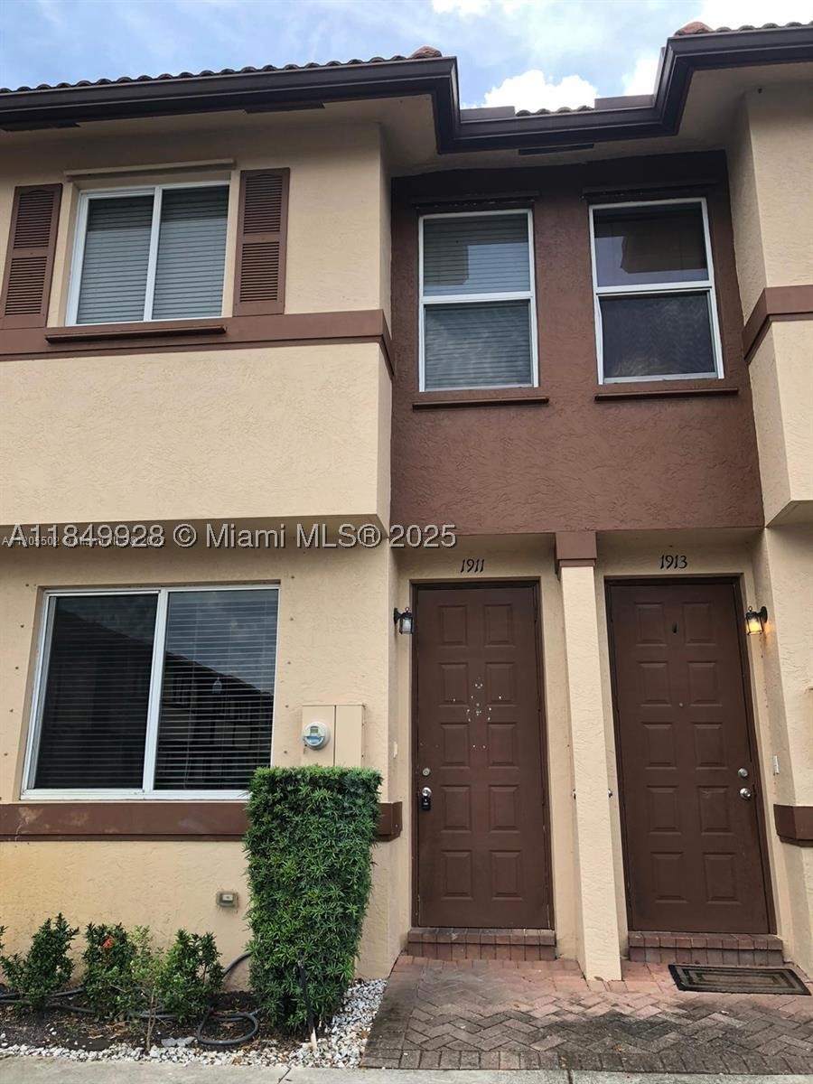 1911 Hibiscus Ln — photo