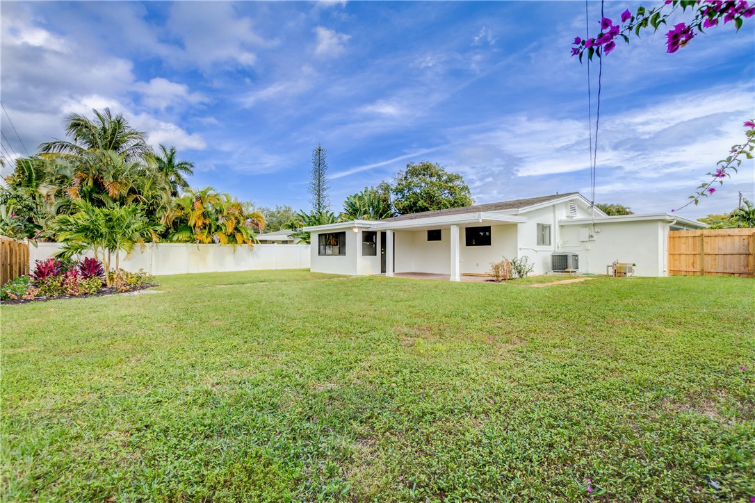 2899 Collins Ave 1420 — photo
